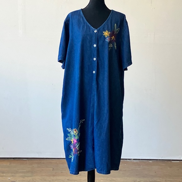 Anthony Richards Dresses & Skirts - Vintage Chambray embroidered mid length dress